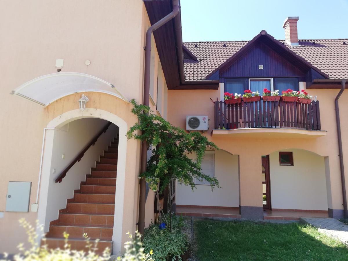 Galery Apartman Gyula Extérieur photo